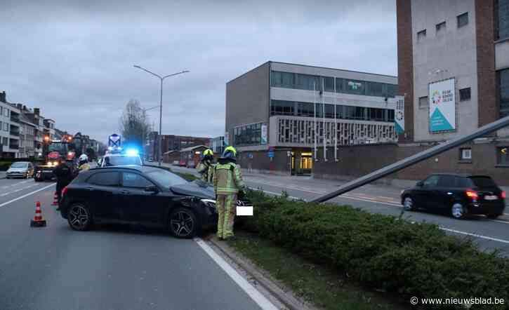 Auto en landbouwvoertuig botsen op Noordlaan<BR />