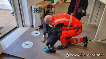 Ardea, cade all'entrata del Comune e non riesce più ad alzarsi: interviene l'ambulanza - IlFaroOnline.it