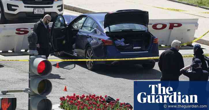US Capitol: officer dead after suspect rams car against security barrier – video report
