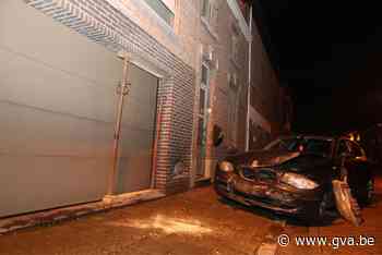 Auto belandt tegen gevel van woning (Niel) - Gazet van Antwerpen Mobile - Gazet van Antwerpen
