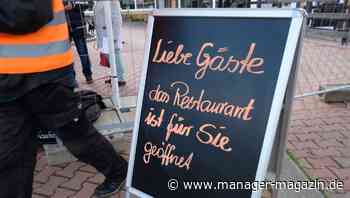 Corona: Jens Spahn macht Geimpften Hoffnung auf mehr Freiheiten. Armin Laschet drängt auf längeren Lockdown.