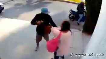 VIDEO: Mujer se defiende de ladrón en moto en San Luis Potosí - Uno TV Noticias