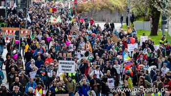 „Querdenken“-Demo – Journalisten mit Steinen beworfen, Liveschaltung abgebrochen - B.Z. Berlin