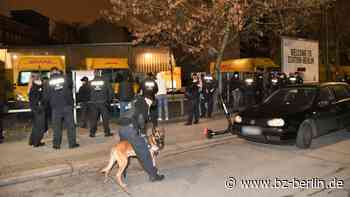 Jugendliche greifen Polizisten bei Corona-Kontrolle mit Feuerlöscher und Steinen an - B.Z. Berlin