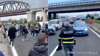 Crisi Covid, ambulanti e mercatali in autostrada: traffico in tilt verso Roma