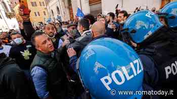 Ristoratori in piazza Montecitorio, tensioni con la polizia: in molti senza mascherina
