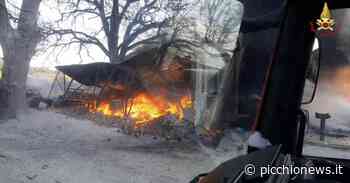 Matelica, incendio in una zona di campagna: distrutto stabile di una piccola azienda di giocattoli (FOTO) - Picchio News