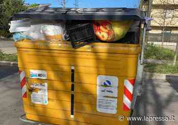 Modena, a Pasqua cassonetti stracolmi e immondizia in strada - La Pressa