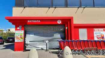 Ardea, furto nella notte: sfondano l'ingresso con l'auto e svuotano le casse di un supermercato - IlFaroOnline.it