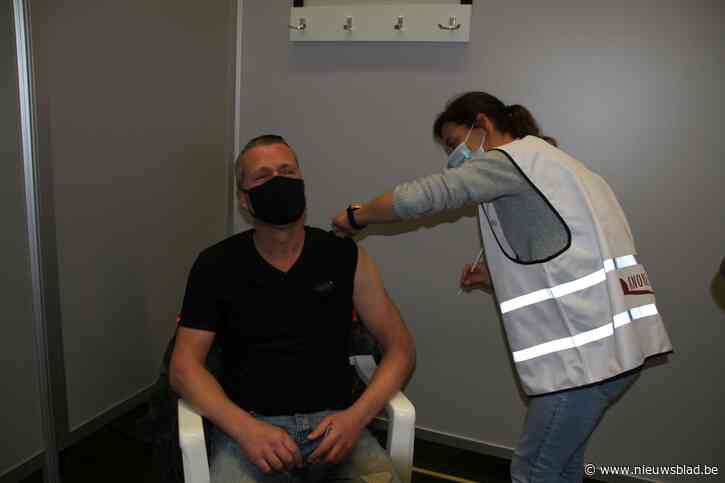 Urenlang in wachtrij voor QVax, maar vaccinatiecentra houden (nu nog) vast aan eigen reservelijst: “Dit zorgt voor verwarring”