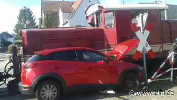 Unfall in Oschatz: Mazda kracht in Bahn - BILD