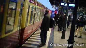Unfall in Berlin-Kladow: Auto wird bei Aufprall gegen Lkw auf die Seite geworfen - Berliner Morgenpost