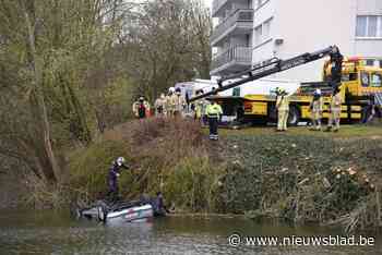 Parkeermanoeuvre loopt fout, politieagent aarzelt niet en redt bejaarde bestuurder uit ijskoud water<BR />