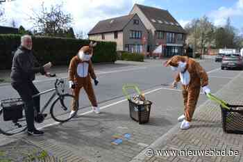 Paashazen trotseren kou om paaseitjes uit te delen