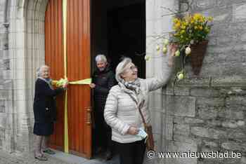 Vlijtige Liesjes versieren buitenkant Lambertuskerk