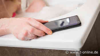 Stromschlag-Gefahr: Darf das Smartphone mit in die Badewanne?