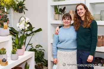 Vriendinnen Chloë en Alicia storten zich met ’t Bloemeke in onbekend avontuur