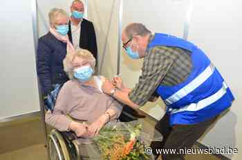 Bloemen voor Francine (85), vaccinatiecentra in Vlaamse Ardennen zetten 10.000ste prik