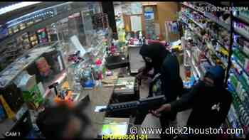 VIDEO: Three armed men attack store clerk during robbery in east Houston - KPRC Click2Houston
