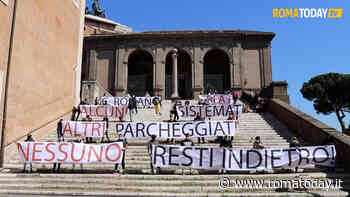 VIDEO | I rom di Castel Romano in piazza del Campidoglio contro le "mancate promesse della Raggi"