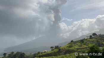 Gefahrenzone evakuiert: Karibikvulkan La Soufrière spuckt Feuer