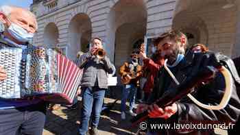 Arras : les acteurs de la culture se rebiffent et manifestent devant le théâtre - La Voix du Nord