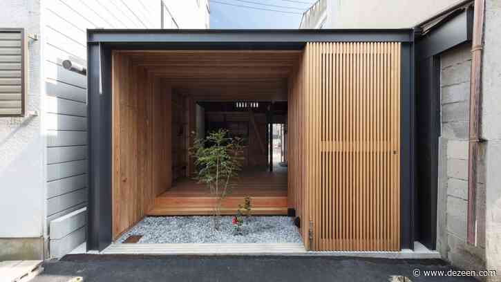 Dark roof brings loftiness to small Kyoto terrace house