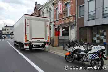 Politie laat vrachtwagens in centrum Willebroek rechtsomkeer maken