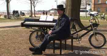 Toronto piano-bike man delights passersby with impromptu outdoor concerts - Global News
