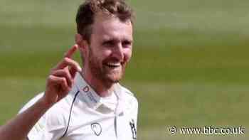 County Championship: Oliver Hannon-Dalby takes five as Bears dominate Derbyshire