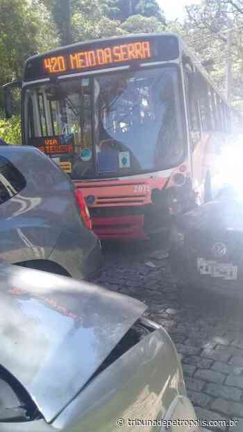 Acidente entre ônibus e carro causa transtornos no Meio da Serra; ninguém se feriu | Tribuna de Petrópolis - Tribuna de Petrópolis
