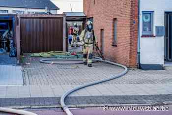 Bewoner blust brand in veranda samen met buren in Paal