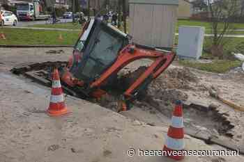 FOTO'S | Kraan verdwijnt deels in sinkhole tijdens glasvezelwerkzaamheden in de wijk Nijehaske in Heerenveen - Heerenveense Courant