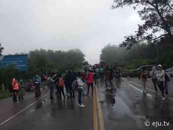 Estudiantes de enfermería bloquean la ruta 9 de Yacuiba - eju.tv