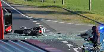 Motorrad prallt gegen Behindertentransport : Zwei Tote nach Unfall auf B6 bei Oschatz - Mitteldeutsche Zeitung