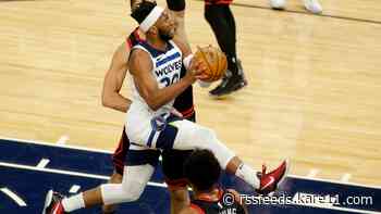 Towns, Russell push Wolves to win against Bulls