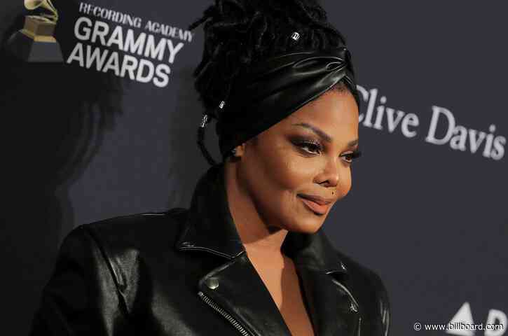 Janet Jackson Shows Off Her Perfect ‘Banana’ Splits in a Mirror Selfie