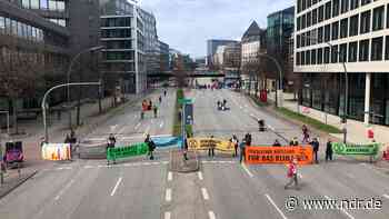 Klimaschützer blockieren Willy-Brandt-Straße in Hamburg - NDR.de