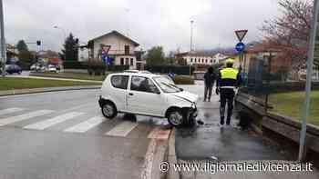 Auto sbanda, centra un autocarro fermo al semaforo e poi finisce contro un muro: 23enne ferito - Il Giornale di Vicenza