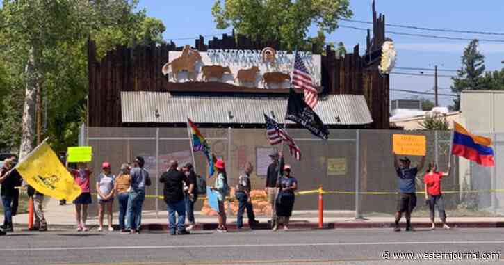 CA City Erects Fence Outside Restaurant that Dared to Defy COVID Mandates