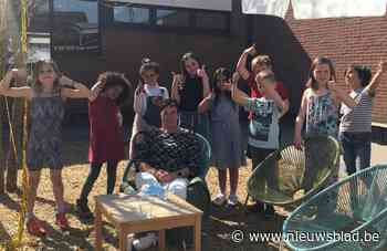 Juf Martine (62) wordt na 35 jaar dienst op de gemeentelijke basisschool ongewoon uitgewuifd