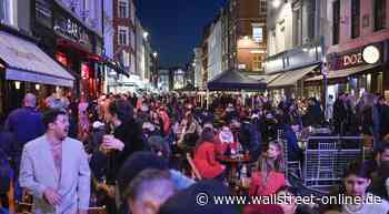 Lockdown beendet: Briten feiern Corona-Lockerungen - Baumärkte und Einzelhändler gehören zu den Gewinnern im FTSE100