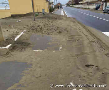 Ardea, strade e marciapiedi invasi dalla sabbia sul lungomare, Edelvais (FDI): «Servono interventi immediati» - Il Corriere della Città
