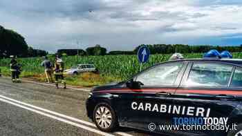 Auto sbanda sull'asfalto viscido e finisce contro un ponticello in cemento: conducente in ospedale - TorinoToday