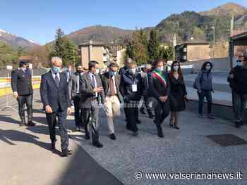Bertolaso e Fontana al centro vaccinale di Clusone - Video - Valseriana News - Valseriana News