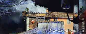Clusone, in fiamme il tetto di una cascina Oltre 4 ore per spegnere l'incendio - Foto - Cronaca, Bergamo - L'Eco di Bergamo