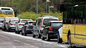 Modena, in via Emilia Ovest la nuova viabilità tra lunghe code e poca sicurezza - La Gazzetta di Modena