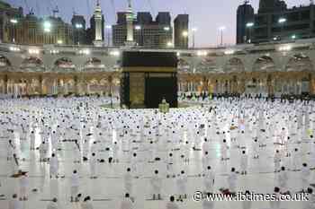 'Immunised' Muslim pilgrims in Mecca as Ramadan begins