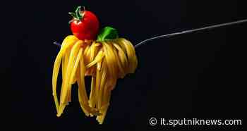 Tragedia a Pordenone, condisce per errore la pasta con un’erba velenosa e muore - Sputnik Italia