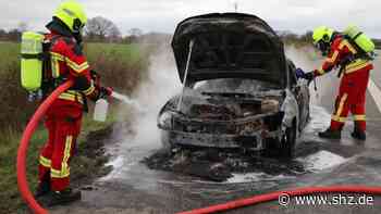 Bei Tornesch: Erst Benzingeruch, dann Rauch und Flammen: Auto brennt auf der A23 aus | shz.de - shz.de